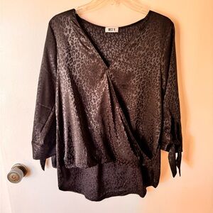 Adorable Black Cheetah Print Blouse! 🖤